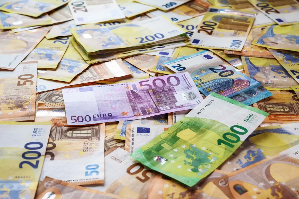 Farklı kupürlerdeki euro banknotları