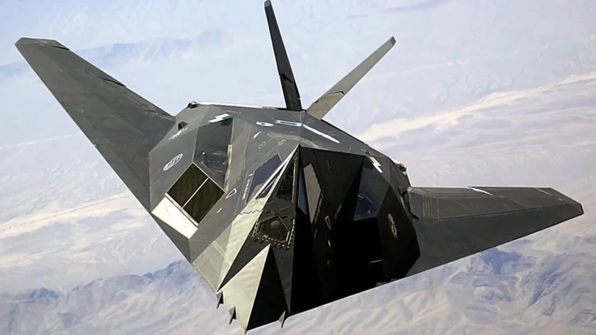 Uçuş halindeki F-117A Nighthawk savaş uçağı