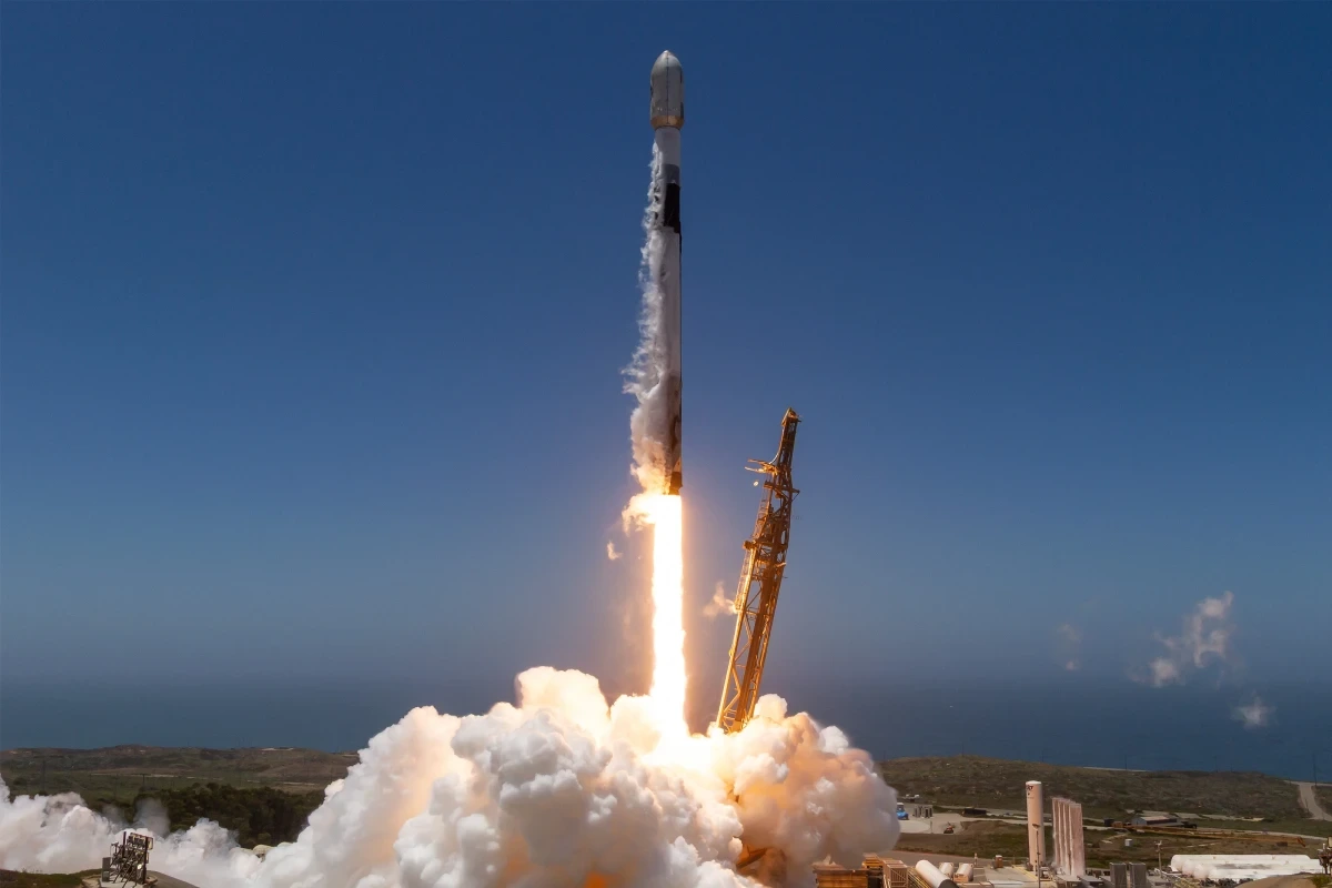 Falcon 9 roketi fırlatma rampasından yükselirken