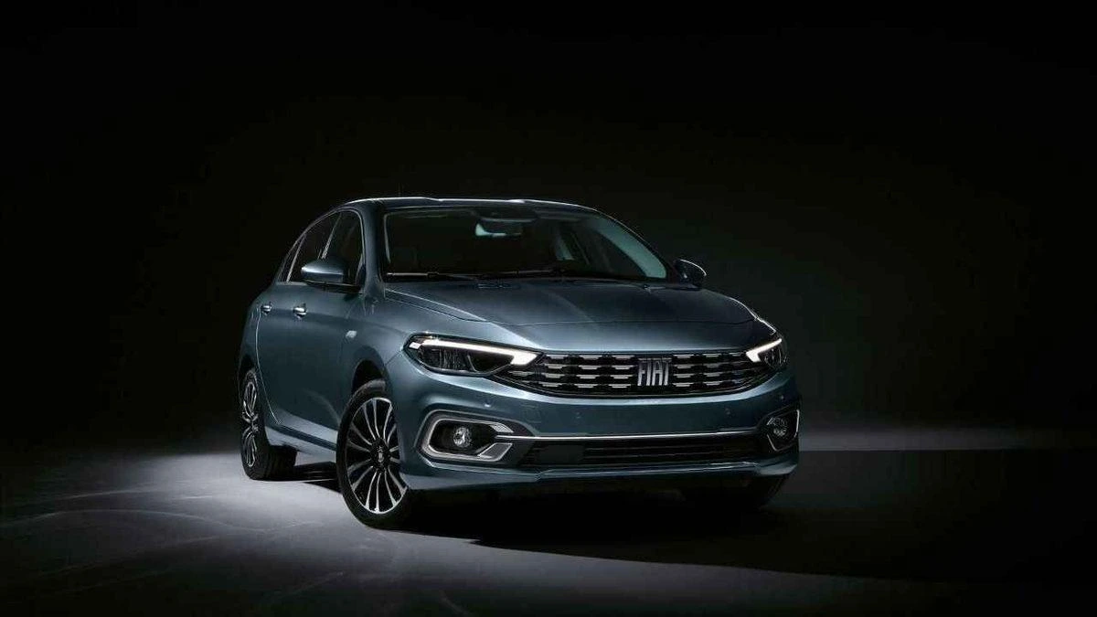 Koyu renkli Fiat Egea Sedan