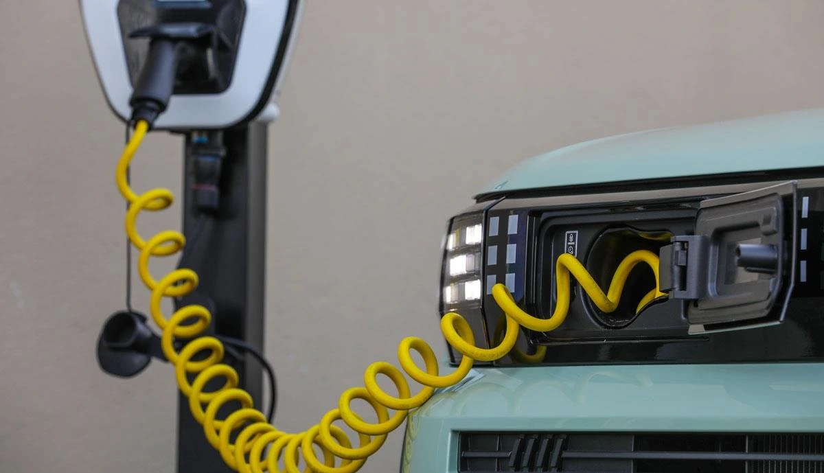 Fiat Grande Panda’ya bağlı sarı spiral şarj kablosu