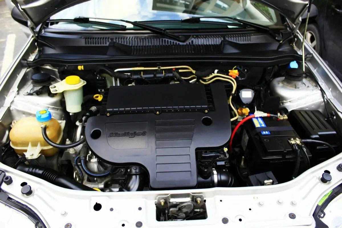 Kaputu açık beyaz otomobilin motor bölmesi