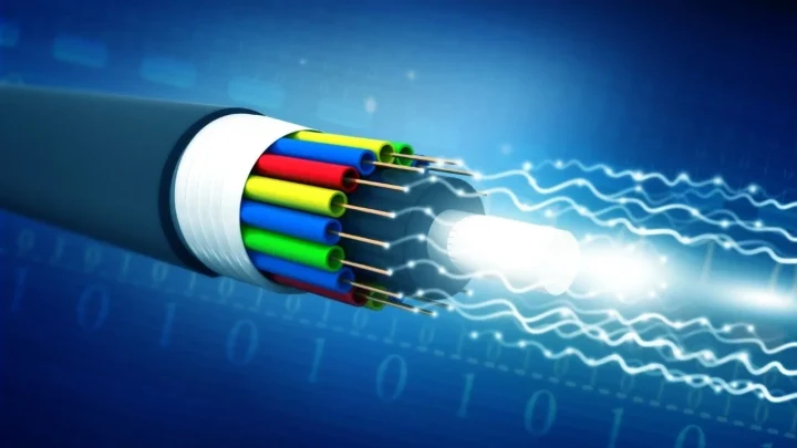 Renkli optik fiber çekirdeklerinden ışık dalgalarının yayıldığını gösteren illüstrasyon