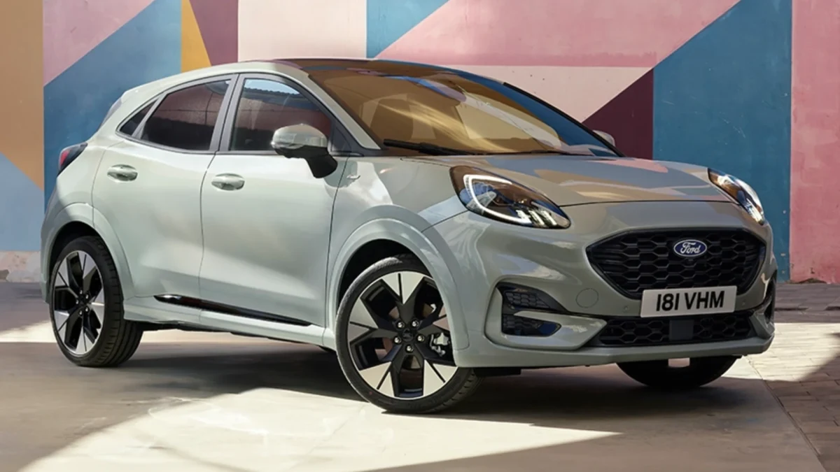 Açık renkli Ford Puma otomobil
