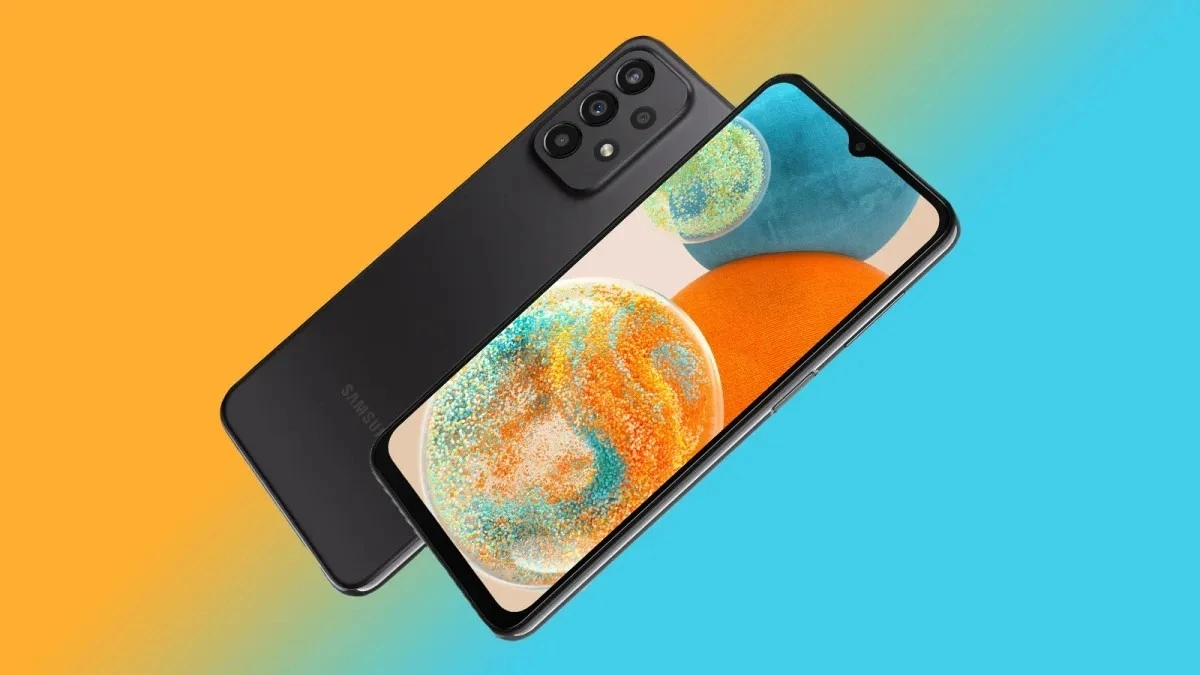 Turuncu ve mavi arka plan önünde, ekranı açık ve arka yüzü görünen iki akıllı telefon