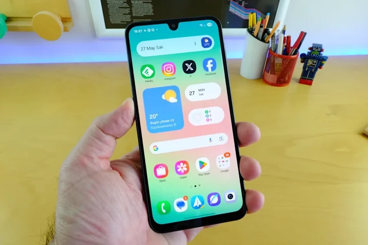 Bir kişinin elinde tuttuğu Galaxy A26 telefonun ana ekranı