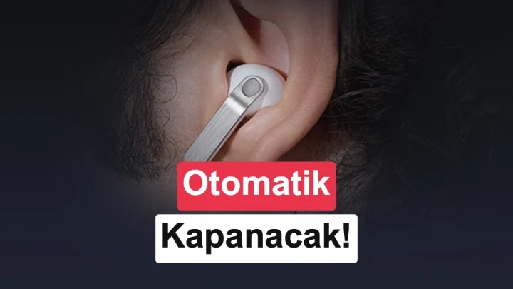 Beyaz zemin üzerinde duran iki kablosuz kulaklık