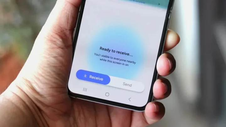 Quick Share ekranında dosya almaya hazır bir akıllı telefon