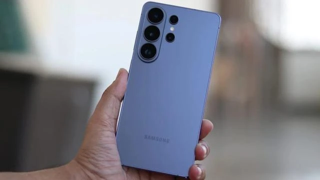Samsung telefonun arka yüzü ve kamera modülü