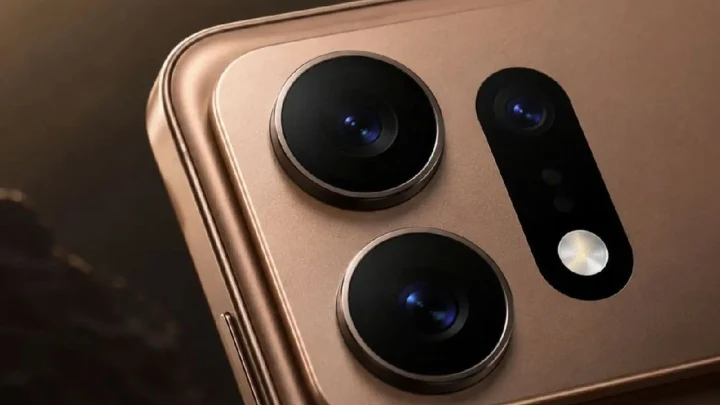 Bronz renkli bir akıllı telefonun arka yüzündeki kamera modüllerinin yakın plan görüntüsü
