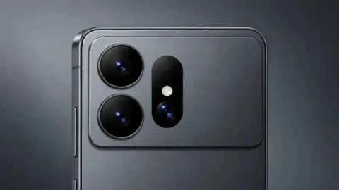 Koyu renkli bir Samsung telefonun arka yüzü ve kamera bölümü