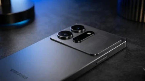 Koyu renkli Samsung akıllı telefonun arka yüzü ve kamera modülü