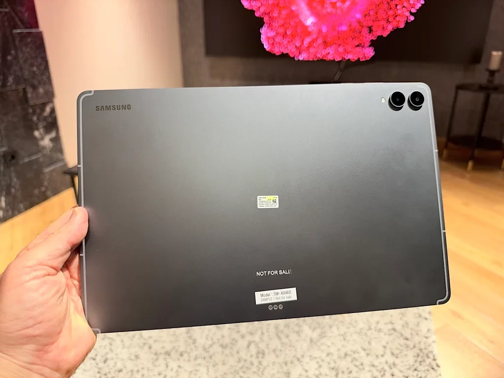 Galaxy Tab tabletin arka yüzü ve kamera modülleri