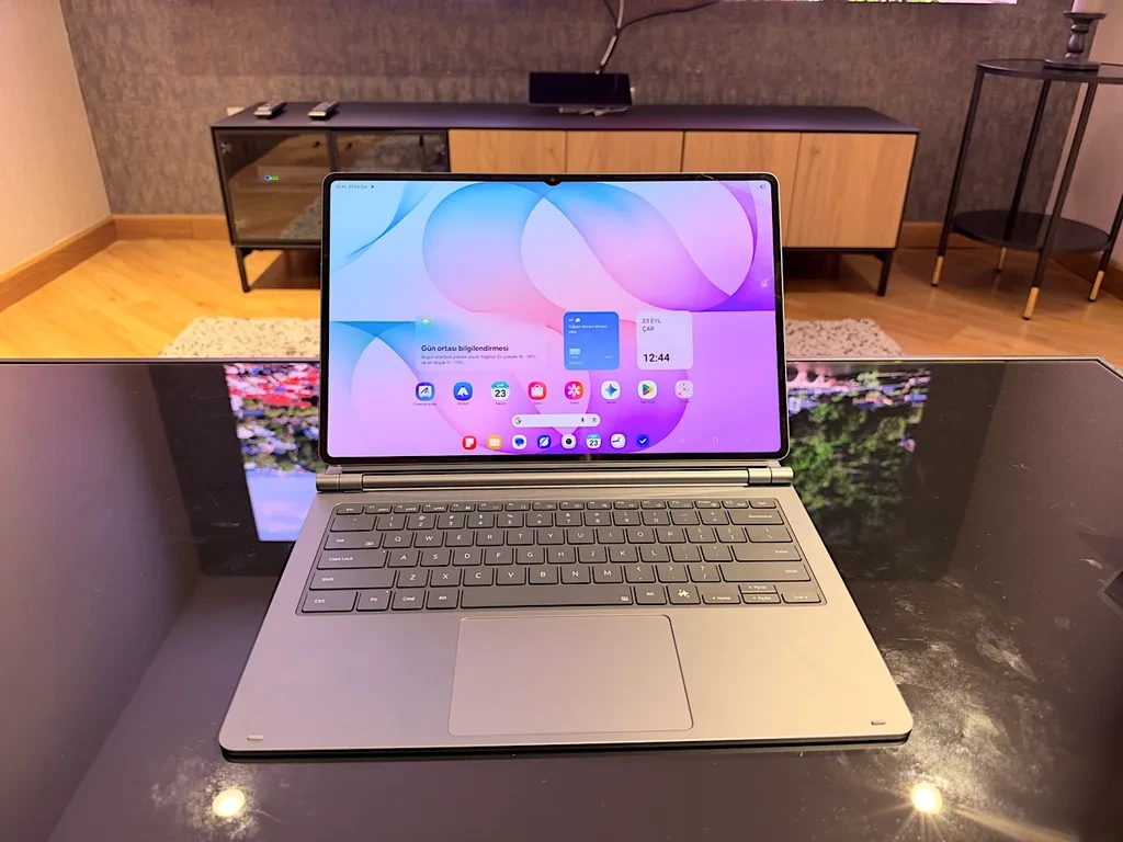 Klavye ve dokunmatik yüzeye bağlı Galaxy Tab