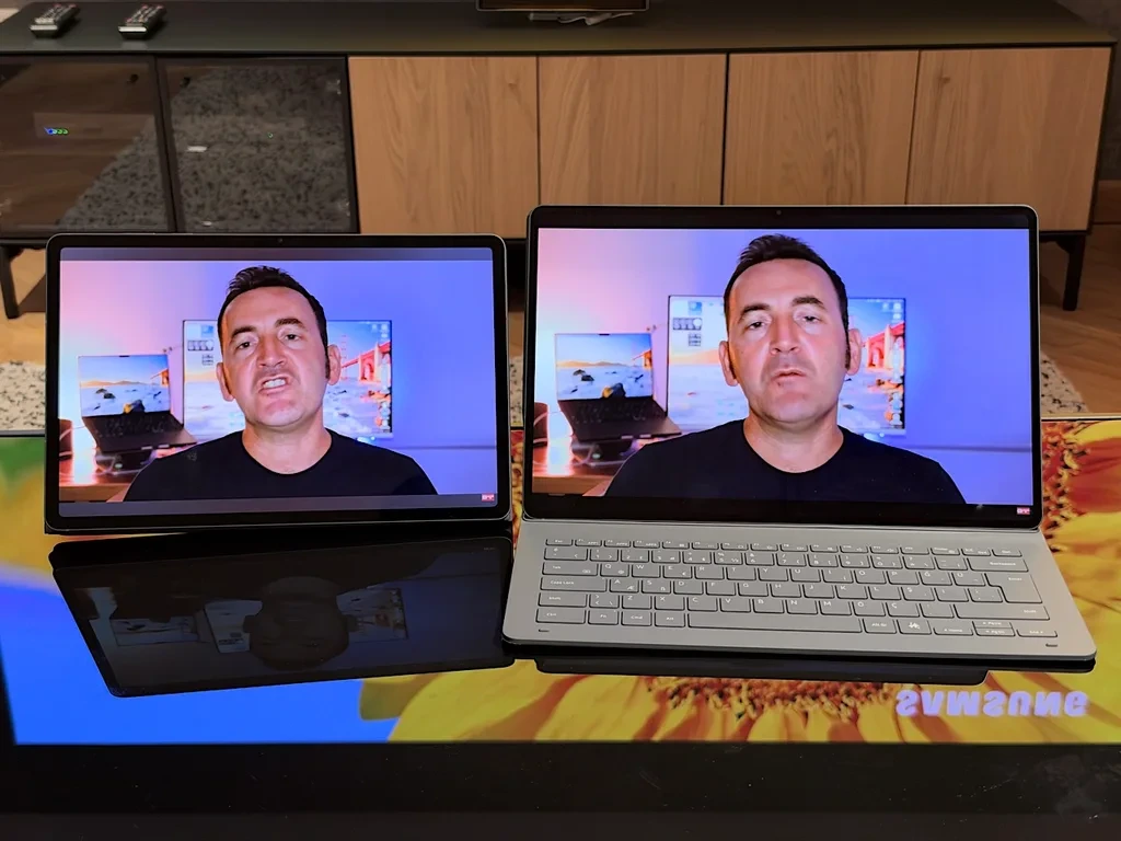 Yan yana duran iki tablette aynı video görüntüleniyor