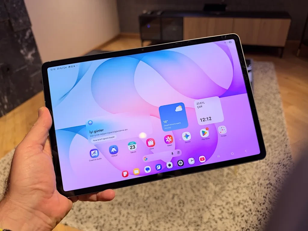 Elde tutulan Galaxy Tab S12+ tabletin açık ekranı