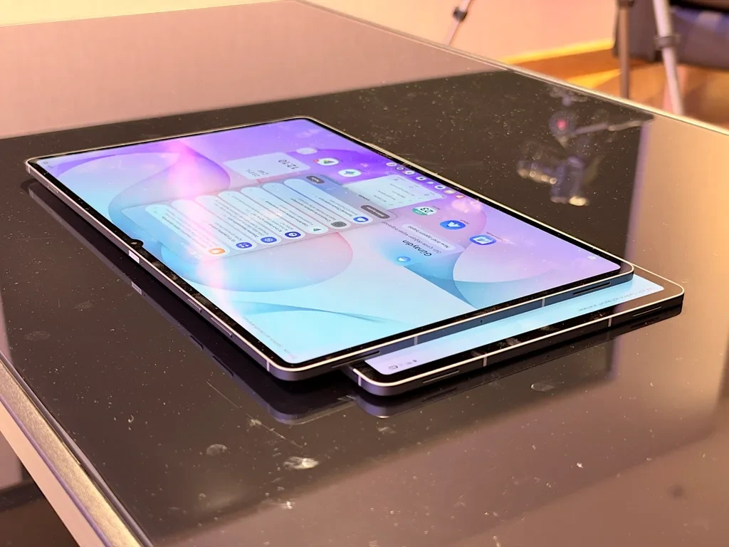 Üst üste konumlandırılmış iki Samsung Galaxy Tab tableti