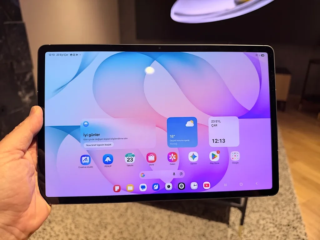 Yatay konumda elde tutulan Samsung Galaxy Tab ekranı
