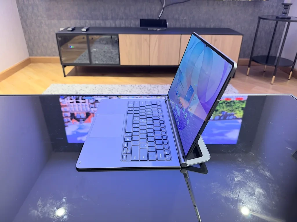 Galaxy Tab klavyeli aksesuar üzerinde dik açıyla konumlandırılmış