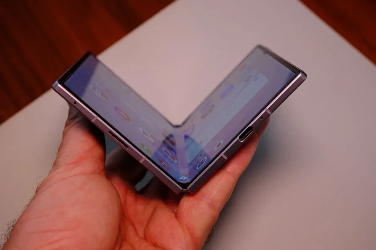 Bir kişinin elinde açık halde tutulan katlanabilir Samsung Galaxy Z Fold serisi telefon
