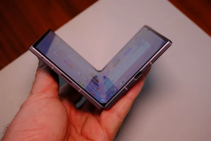 Bir kişinin elinde açık halde tutulan katlanabilir Samsung Galaxy Z Fold serisi telefon