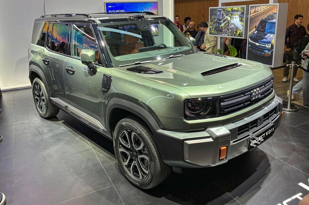 Fuar alanında sergilenen yeşil Geely KO11 SUV’un önden ve yandan görünümü