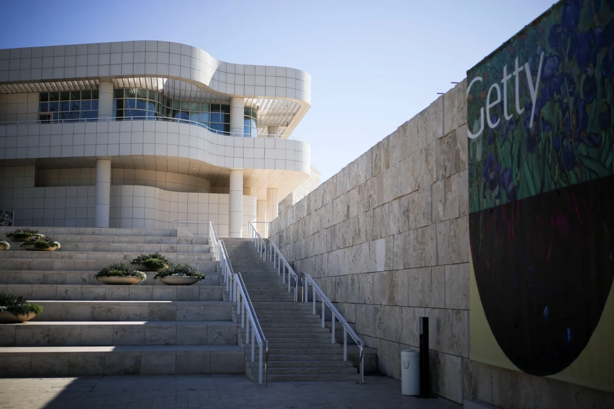 Getty Images tabelasının bulunduğu duvarın önündeki merdivenler ve modern bina