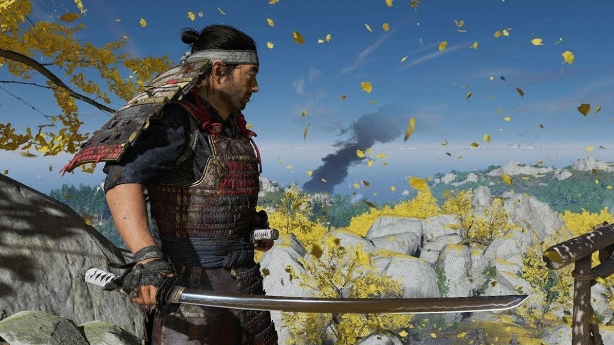Ghost of Tsushima oyununda zırhlı bir savaşçı kılıcıyla kayalık bir alanda duruyor