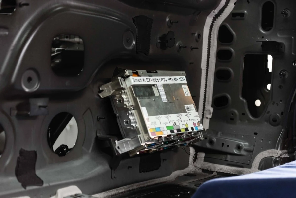 Araç gövdesinin içinde yer alan elektronik kontrol modülü