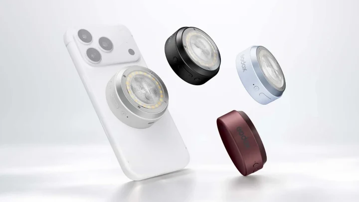 Godox A2 aksesuarı bir akıllı telefonun arkasına takılı; siyah, açık renkli ve bordo renk seçenekleri yanında gösteriliyor