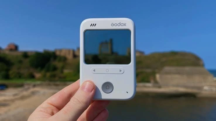 Dış mekânda elde tutulan Godox C100 kamera