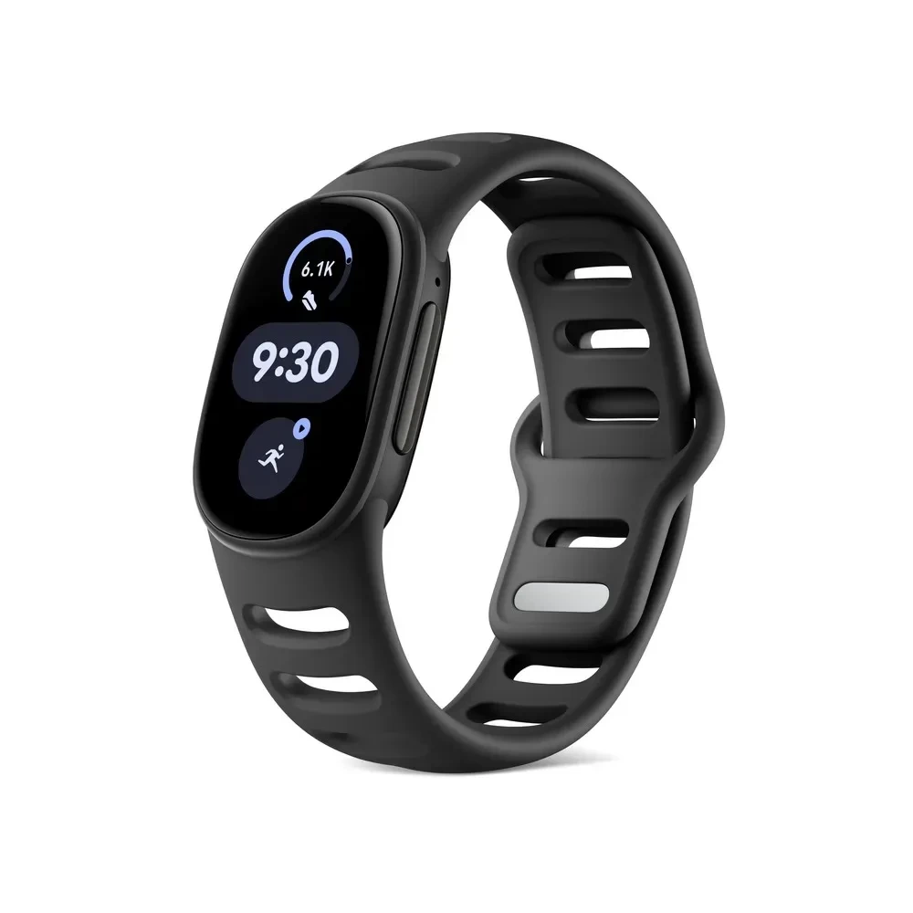 Siyah kayışlı Google Fitbit Edge cihazı