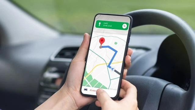 Bir sürücü, araç içinde telefonundan harita uygulamasını kullanıyor