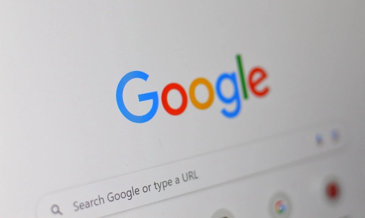 Google logosunun bir arama sayfası ekranında göründüğü yakın plan