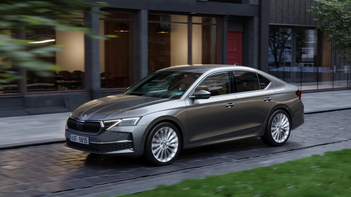 Şehir caddesinde park halindeki gri Skoda Superb