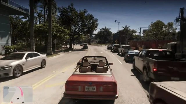 GTA 6 oyunundan, araçların dar bir şehir caddesinde ilerlediği görüntü