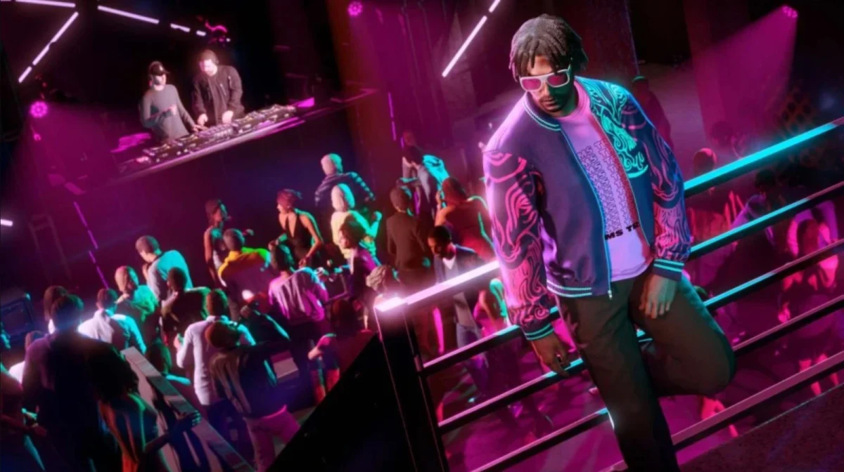GTA VI görselinde neon ışıklı bir gece kulübünde dans eden kalabalık ve önde duran bir karakter