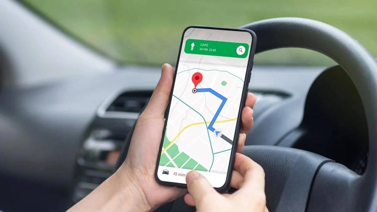 Araç içinde telefonundan harita uygulamasına bakan sürücü