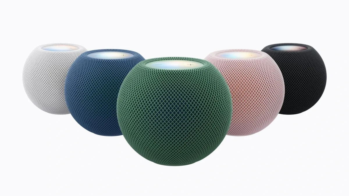 Beyaz, mavi, yeşil, pembe ve gece yarısı renklerinde beş HomePod mini hoparlör