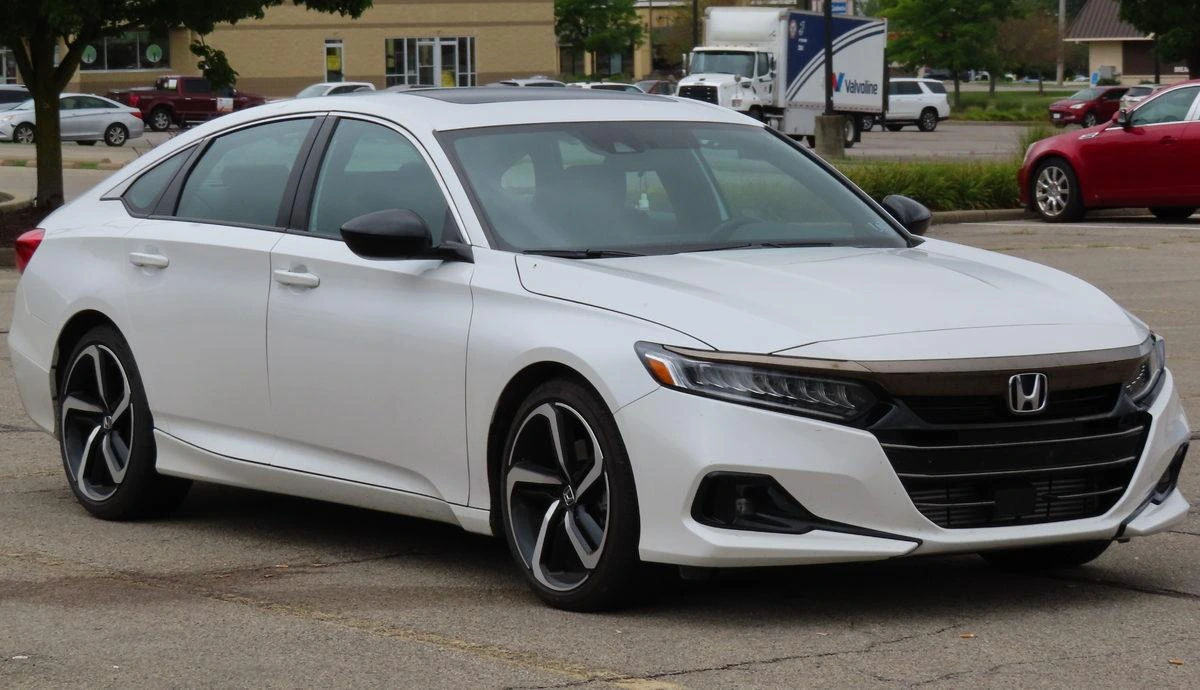 Beyaz Honda Accord sedan, önden üç çeyrek açıyla