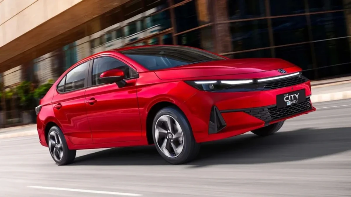 Hareket hâlindeki kırmızı Honda City sedan