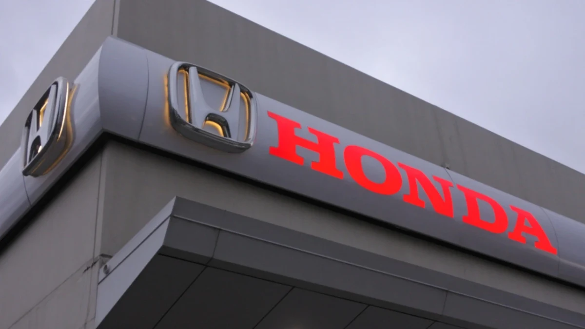 Honda logosu bir binanın dış cephesinde görülüyor.