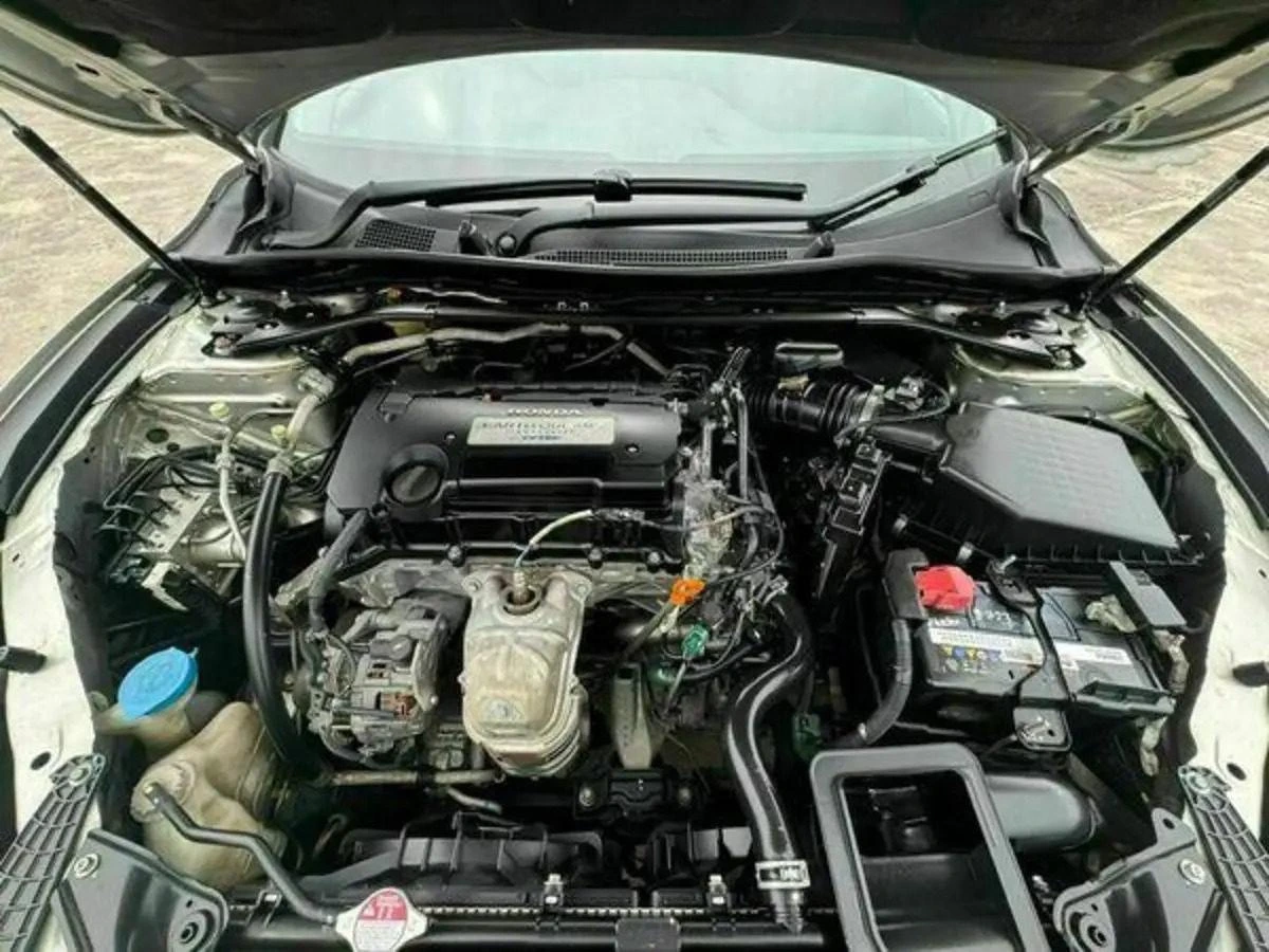 Kaputu açık otomobilin motor bölmesi