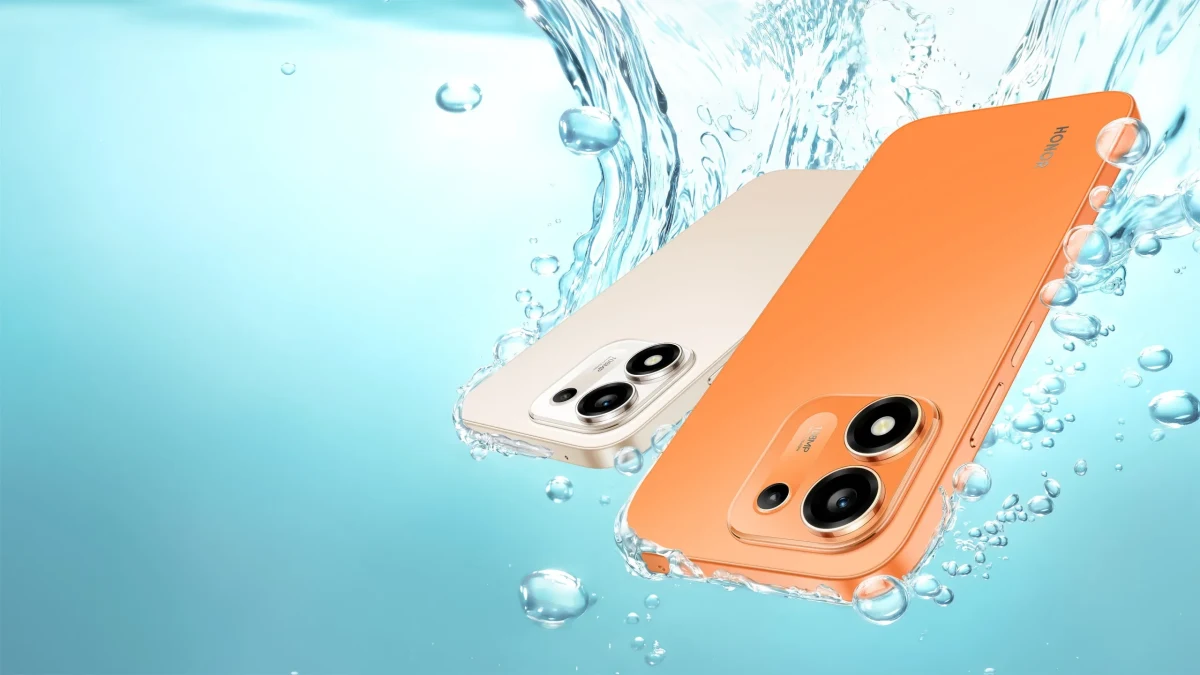 HONOR X8e’nin turuncu ve açık renkli telefonlarını su sıçramaları arasında gösteren ürün görseli