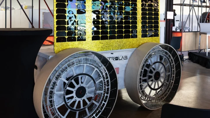 Astrolab’ın FLIP keşif aracı, kapalı bir alanda sergileniyor.