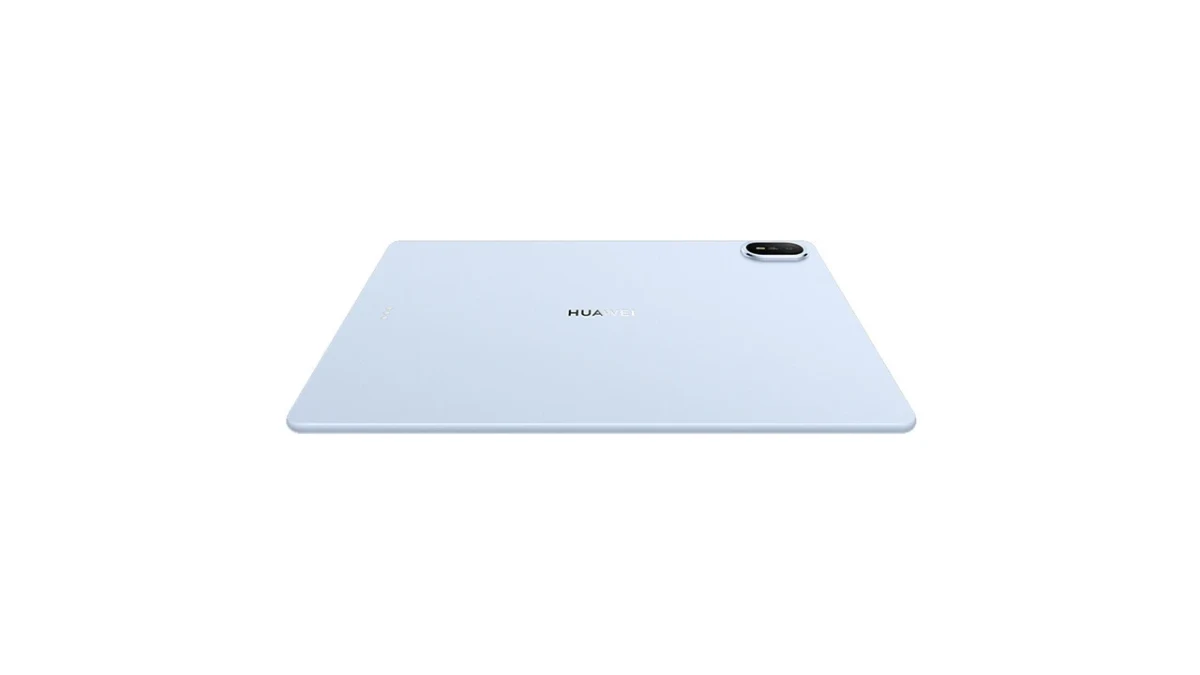 Huawei tabletin açık mavi arka yüzü ve kamera modülü görülüyor.