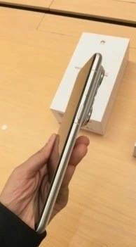 Huawei Pura 90 Plus telefonun yan profili ve kutusu