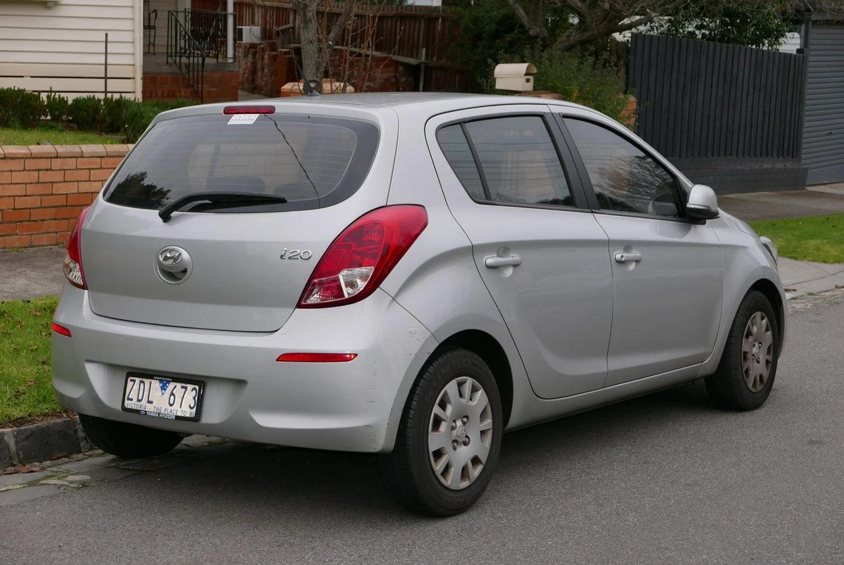 Gri Hyundai i20 hatchback, sokakta park hâlinde