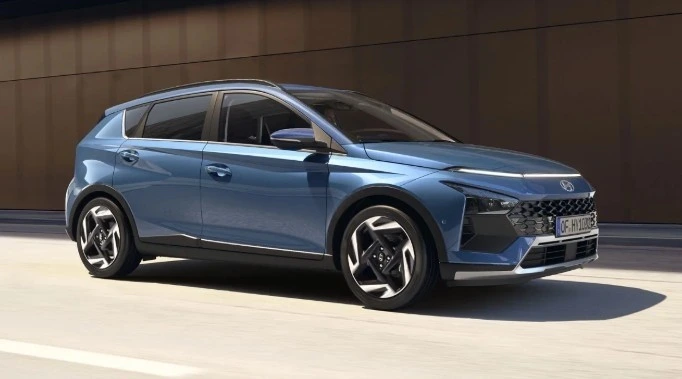 Mavi Hyundai hatchback otomobil