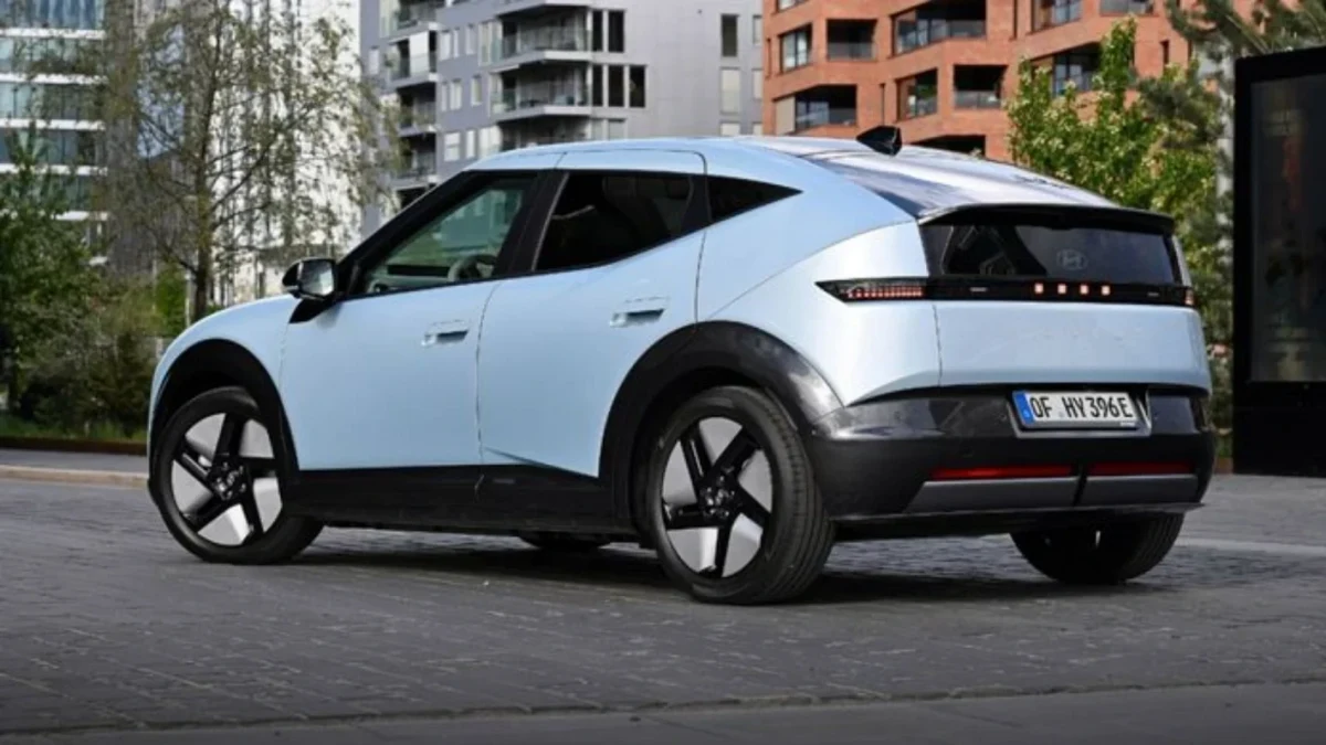 Açık renkli Hyundai IONIQ 3’ün arkadan ve yandan görünümü
